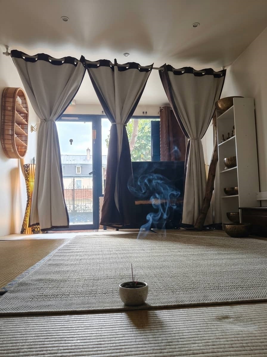 Un intérieur calme, un rideau de lin et la lumière naturelle d'un jardin.