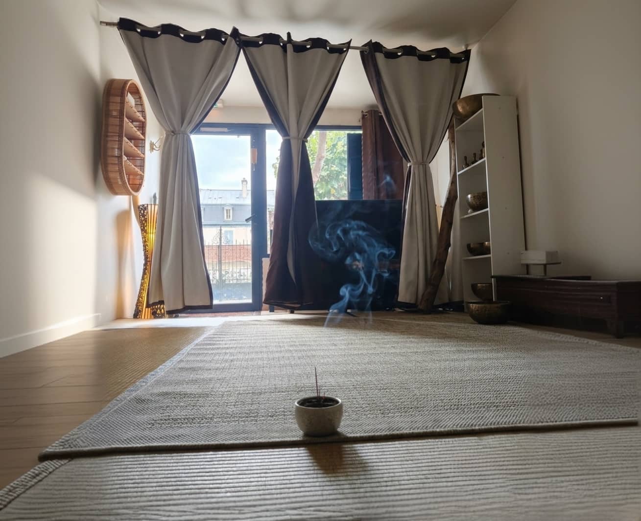 Un intérieur calme, un rideau de lin et la lumière naturelle d'un jardin.